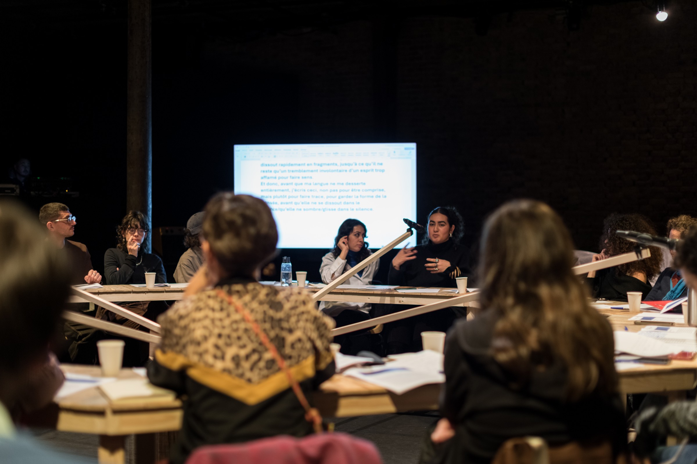 Workshop autour du texte *Beneath the Howl of Hunger*, 2025, d’Alaa$$Alqaisi, avec les œuvres *Beneath the Howl of Hunge*r I et II (*Aniconism as Figuration Urgency*), 2025, de Monia$$Ben$$Hamouda, et *Rant dann ron, mobiler requeer*, 2019-2025, de Brandon$$Gercara, 2025, La$$Ferme du$$Buisson, ©$$photo Émile$$Ouroumov