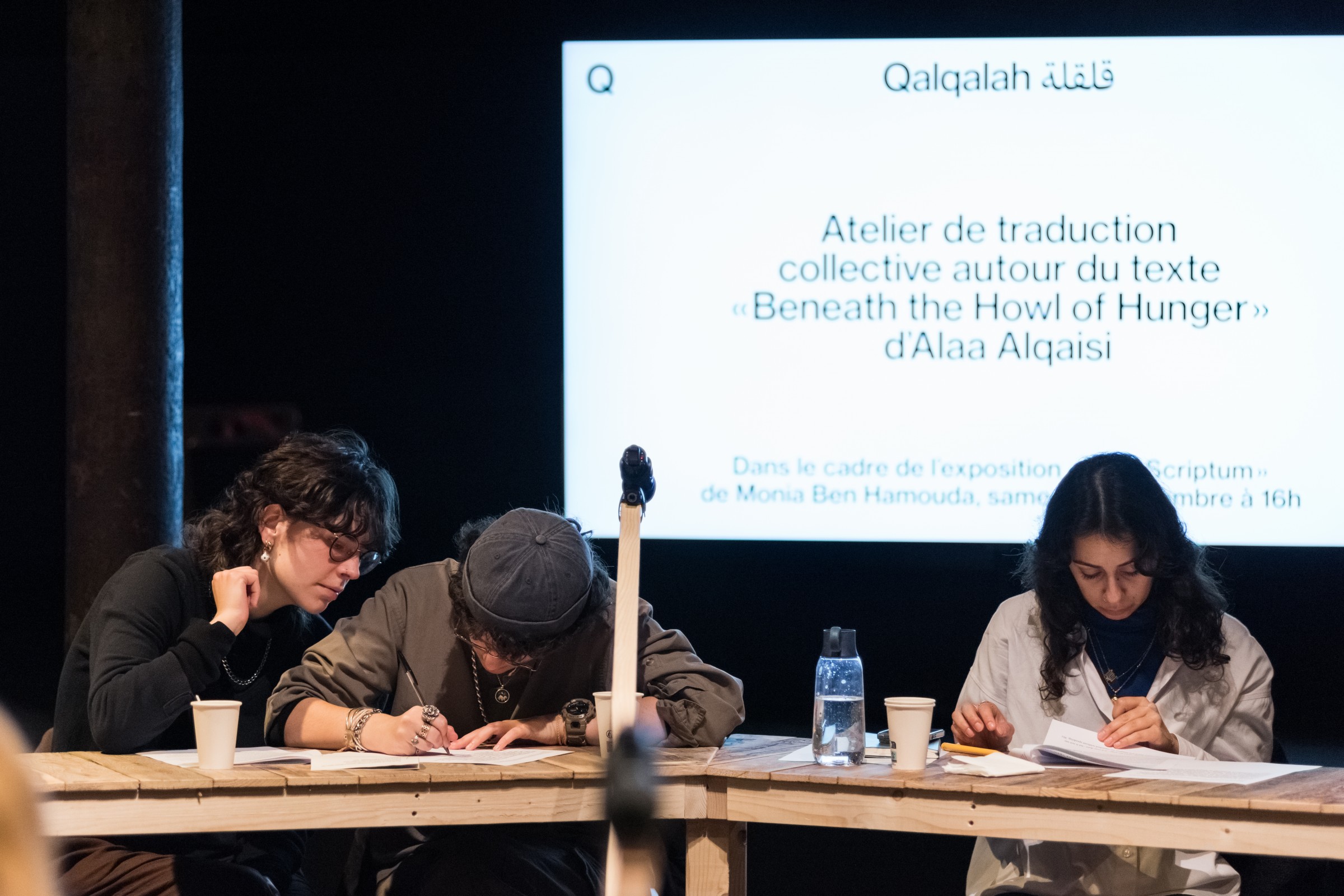Workshop autour du texte *Beneath the Howl of Hunger*, 2025, d’Alaa$$Alqaisi, avec les œuvres *Beneath the Howl of Hunger* I et II (*Aniconism as Figuration Urgency*), 2025, de Monia$$Ben$$Hamouda, et *Rant dann ron*, mobiler requeer, 2019-2025, de Brandon$$Gercara, 2025, La$$Ferme du$$Buisson, ©$$photo Émile$$Ouroumov